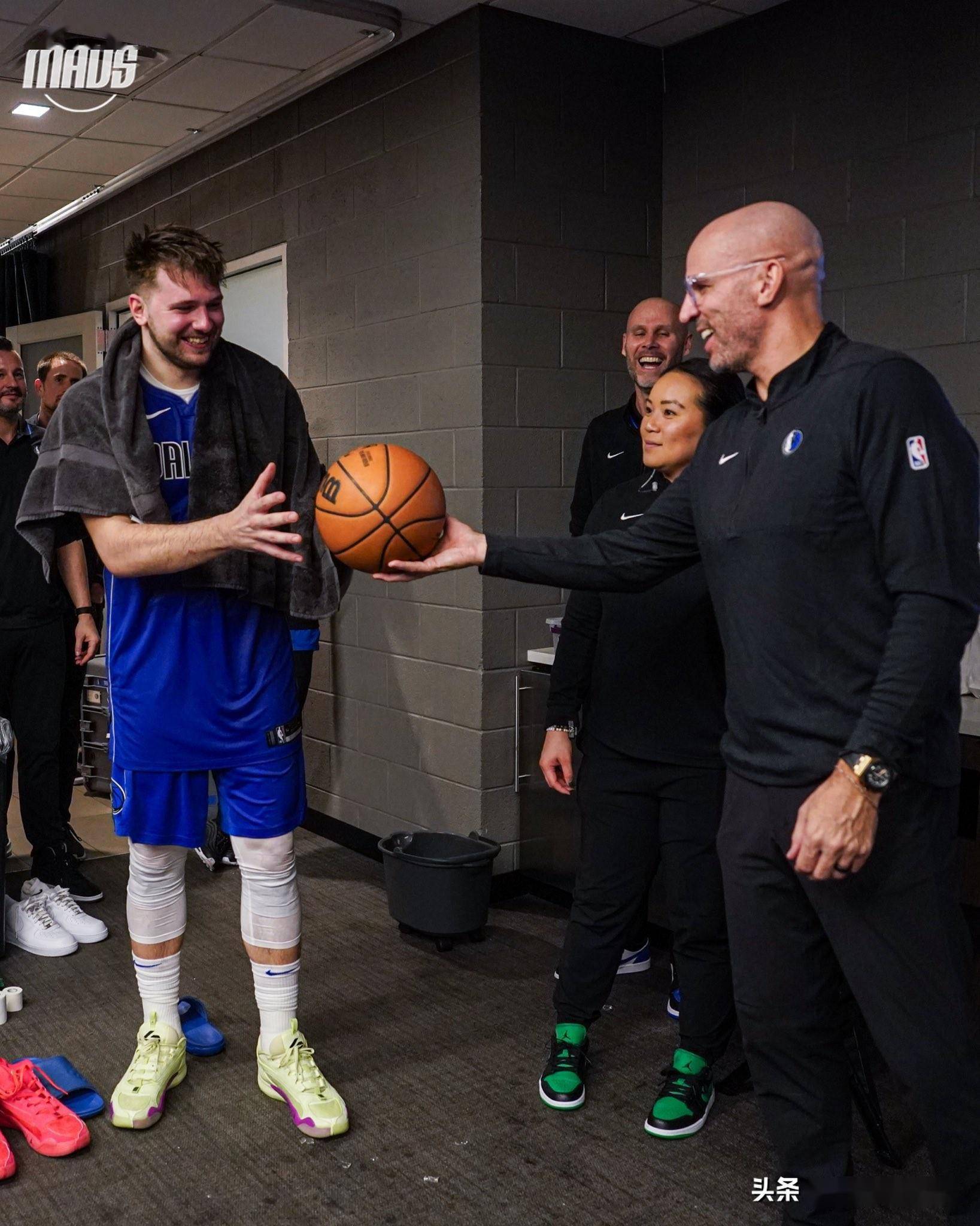 爱游戏-欧超杯赛程吃紧，金州勇士赛后更衣室发声，更衣室稳定，团队化学反应显著(2024欧超杯赛程)