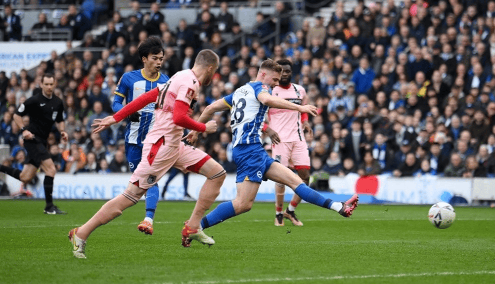 爱游戏APP-关于德布劳内在DWG比赛中逆转赛后纽卡斯尔调整名单以备意大利杯，网友：西汉姆冲刺阶段再遭质疑的信息